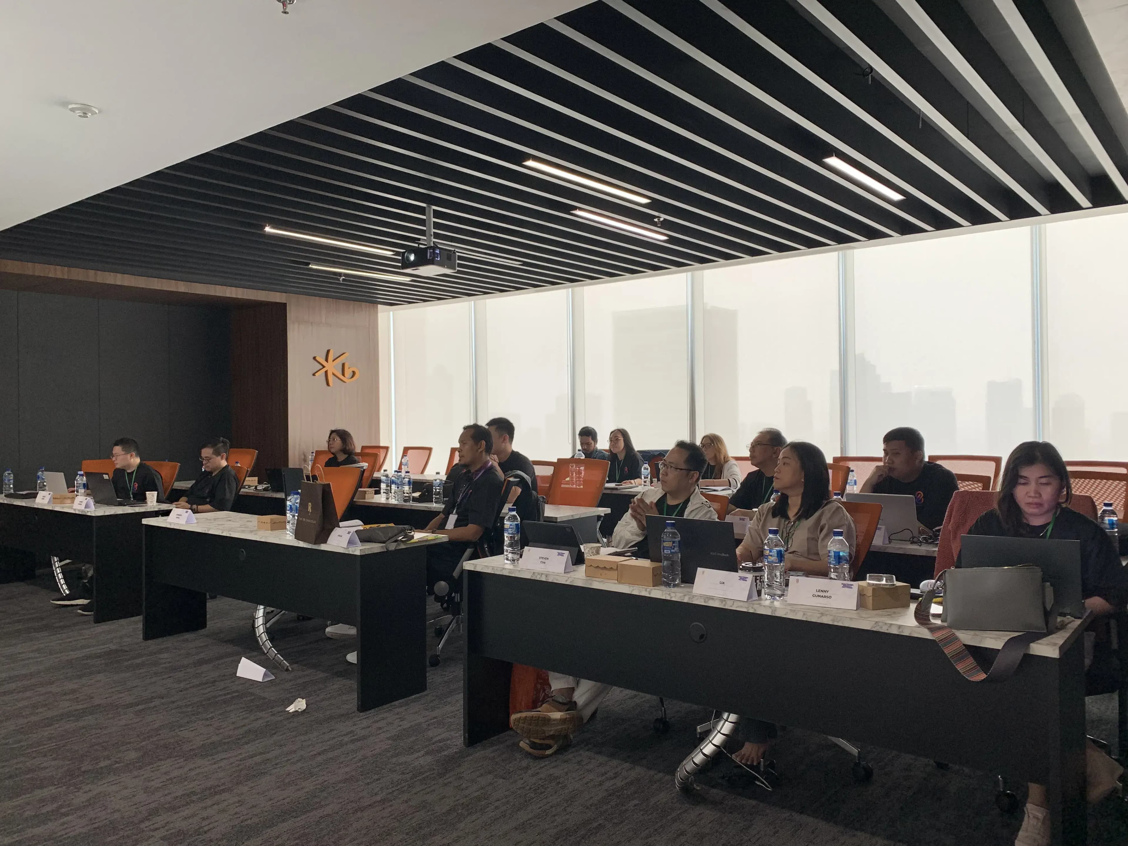 Mentor Gavra Invest menganalisis chart saham bersama tim